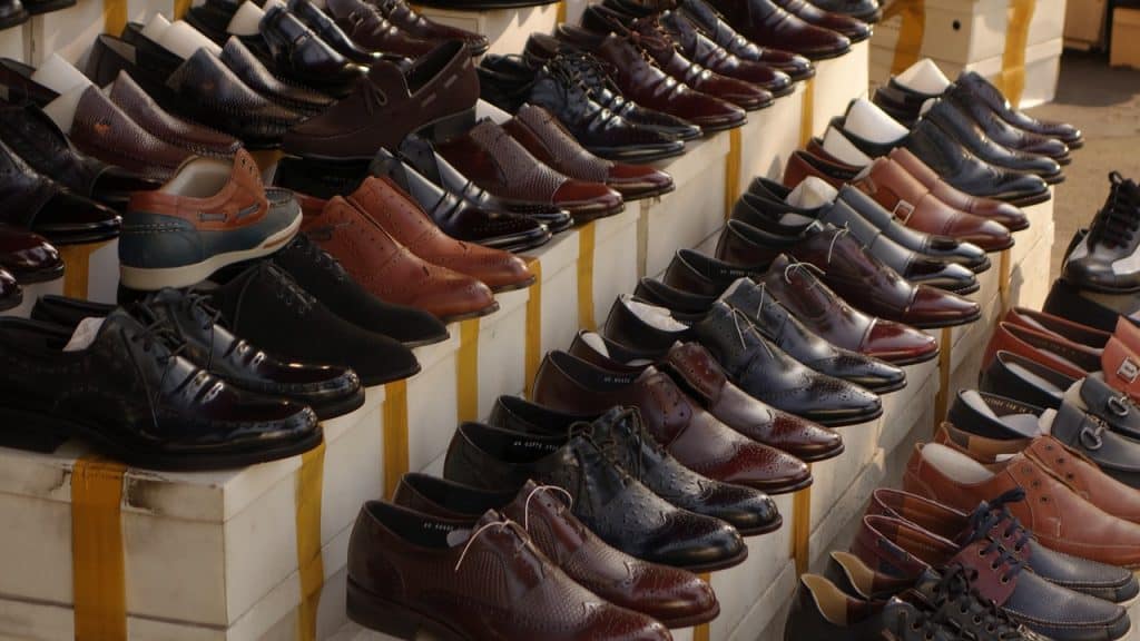 מבחר של נעליים 