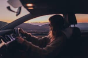 נערה העוברת הטרדה מינית בזמן שיעור נהיגה