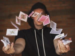 קוסם עם קלפים